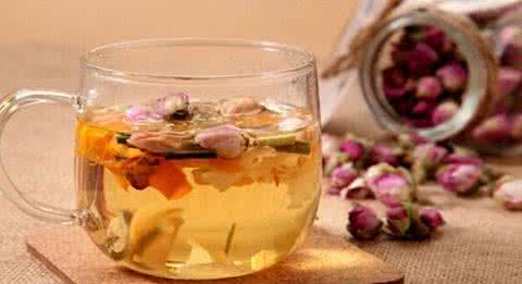 玫瑰花茶搭配柠檬片 玫瑰花茶副作用 玫瑰花茶和柠檬片一起喝会不会有副作用