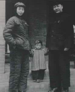 习仲勋与夫人齐心及儿子习近平旧照