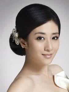 高贵端庄气质盘发发型 高贵端庄韩式新娘化妆盘发