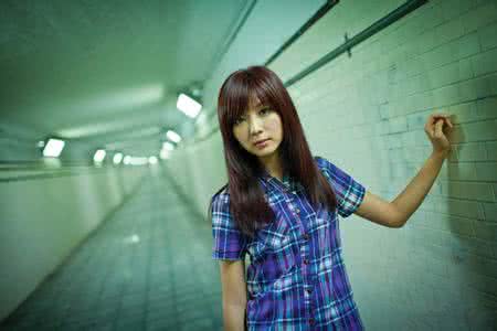 夜景人像拍摄技巧 利用缤纷夜景微光拍好人像