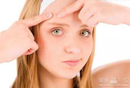 脸上化妆品过敏 妙招 脸上化妆品过敏怎么办 涂在你脸上的化妆品安全吗?只要一杯清水就可以鉴定