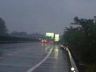 雨天跑高速注意事项 高速公路雨天行车注意事项