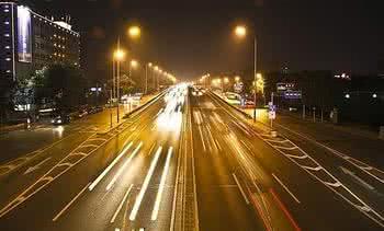 夜间行车灯光使用 怎样巧辩行车中的灯光