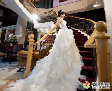 大拖尾婚纱照 如何挑选拖尾婚纱