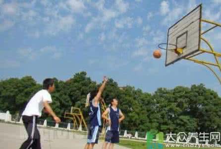 打篮球防守技巧 篮球防守 打篮球时应该保持攻守平衡