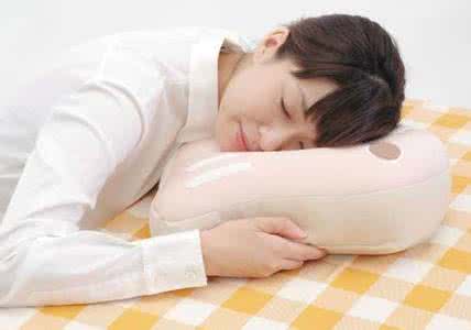 趴桌子睡觉的正确睡姿 上班族趴桌子睡觉 容易诱发青光眼?