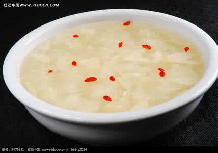 冰糖雪梨银耳汤的功效 冰糖雪梨 冰糖银耳梨水的功效与作用