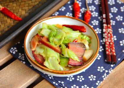 手撕包菜炒腊肉 湘味十足的开胃菜【腊肉手撕包菜】