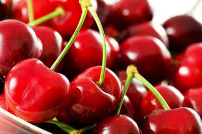 清纯少女樱桃沁子甜美 支招:如何挑选甜美樱桃