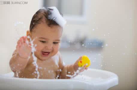 四个月宝宝洗澡的视频 6个月以上宝宝的洗澡方式