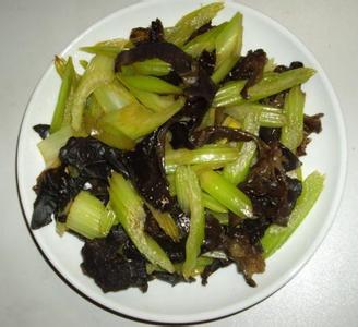 木耳用什么水泡最好 黑木耳炒芹菜的做法