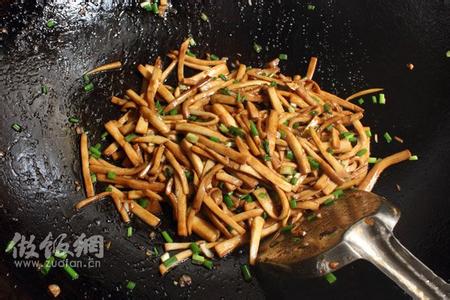 鸡腿菇和杏鲍菇的区别 鲜嫩鸡腿菇 酱油香葱爆鲜菇