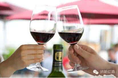喝红酒注意事项 喝红酒注意事项 红酒不能与什么食物同吃？喝红酒的注意事项