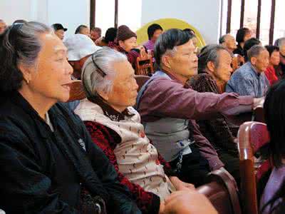 人口老龄化与养老模式 全国老龄人口达2.1亿 养老创新重在服务暖心