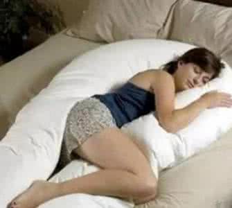 女人双腿夹小偷 晚上睡觉双腿总发热 女人晚上睡觉双腿间总要夹点东西，是因为......