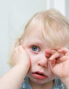 孩子不自觉眨眼 孩子频繁眨眼是眼疲劳的反应