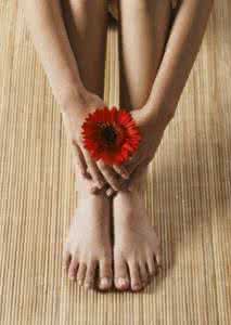 刮痧瘦腿法 减肥还能去病 春夏大热刮痧瘦腿法