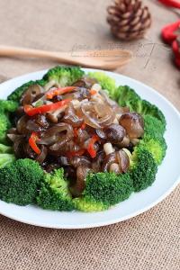 草菇西兰花烩海参 宴客美食——菌菇烩海参