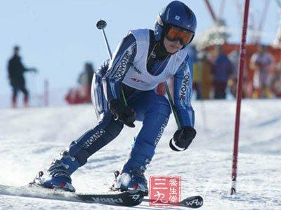 滑雪初学者注意事项 滑雪注意事项 初学者着装谨记6点