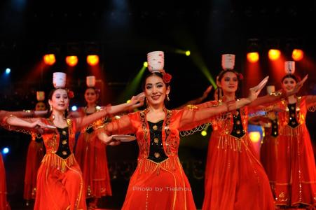 热情奔放的土风歌舞 大美新疆——绚丽多姿热情奔放的新疆歌舞