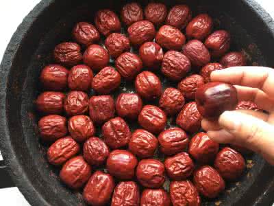 大枣炒糊的功效与作用 大枣炒糊的功效与作用 炒大枣的功效与作用以及炒大枣方法