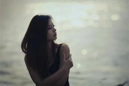 关于孤独的唯美句子 唯美句子:夜深人静的时候别矫情,孤独无依的时候别回头。