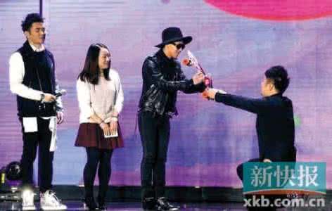 杜海涛下跪权志龙 杜海涛下跪权志龙 湖南卫视主持杜海涛下跪权志龙遭谴责 被指影响国人形象