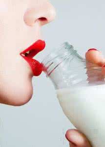 过期牛奶的11个妙用 震惊了！牛奶十个不为人知的妙用