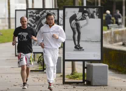 妻子太忙不是错 妻子太忙不是错 别拿太忙当借口 “新晋男神”王毅外长也是运动发烧友! | 盘点各国政要健身之道