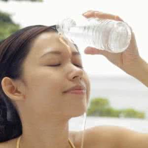 晒伤了怎么办通红的疼 晒伤护理 夏日晒伤的护理工作