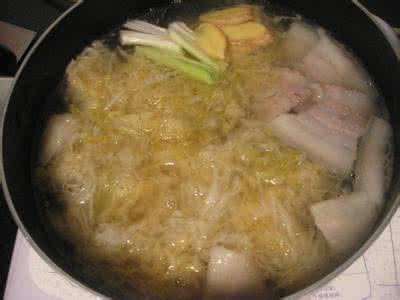 酸菜氽白肉 暖胃汤菜——酸菜氽白肉