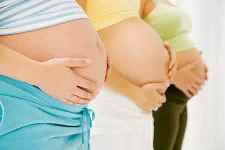孕妇摸肚子的正确图解 如何正确抚摸胎儿
