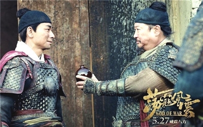 记者假扮土豪约女主播 中国军队铁血抗日 美国记者给女孩绑辫 豪