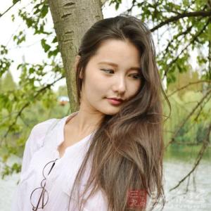 女人对男人暗送秋波 女人暗送秋波的小动作