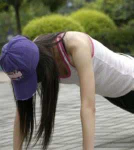 女性做俯卧撑的好处 俯卧撑女生做有好处呜 女性做俯卧撑有什么好处