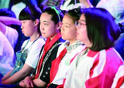 孩子喜欢什么样的父母 父母眼里永远孩子 在喜欢的人眼里，你永远是少年。