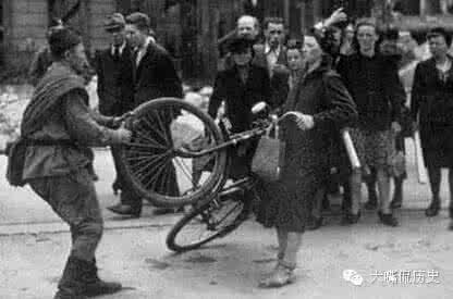 希特勒死后的德国 希特勒死后，190万柏林妇女遭到苏军强奸