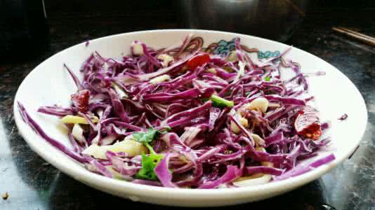 炝拌紫甘蓝 【今天咱做啥】——炝拌紫甘蓝（酸甜口儿的开胃菜）
