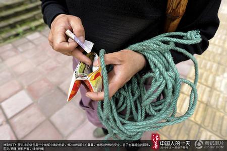 我有一根大棒棒的文 我还有一根老棒棒 重庆“棒棒”们靠着一根竹棒、两条绳索寻找生活