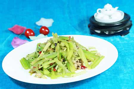 干煸芹菜 芹菜不塞牙的刀法和火候——干煸芹菜