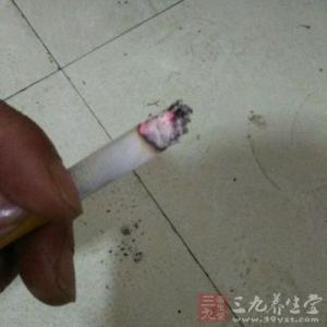 咳白痰是肺寒还是肺热 有吸烟造成的肺热，痰盛用什麽草药可以治疗？