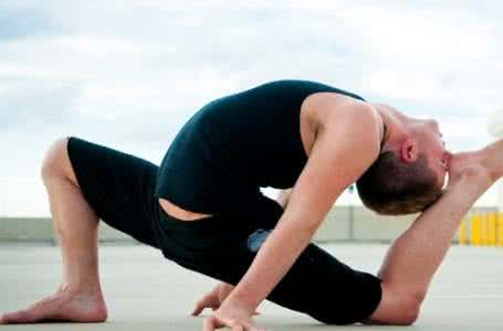 男性练习瑜伽的好处 帮助对抗健康危机