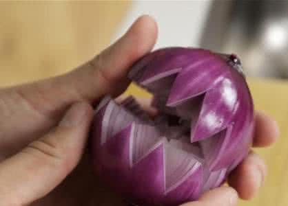 洋葱切莲花视频教程 洋葱变莲花,谁看见不夸你手巧(多图附制作方法超简单)
