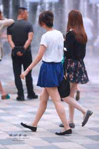 街拍：北京秋装潮女性感!（组图）