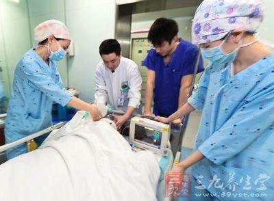 抽搐口吐白沫 孩子发烧家人烧纸钱驱邪 抽搐口吐白沫才送医