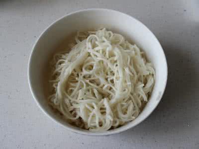 批萨面饼怎么做 面条饼底批萨---剩面条也有春天