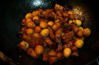 小妙招去红烧肉油腻 红烧肉不油不腻的妙招，不放酱油也上色？再加几个鹌鹑蛋！下饭！