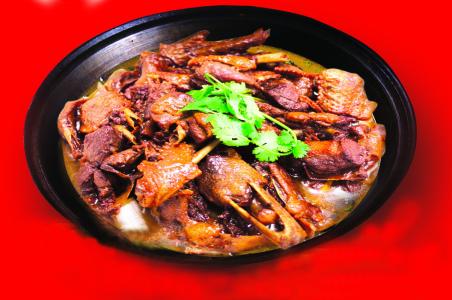 鹅鹅鹅 铁锅炖大鹅 特色菜---铁锅靠大鹅---另附鹅舌、鹅杂、鹅肝等鹅肉系列菜