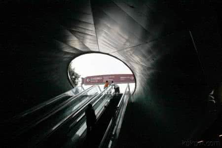 就在那时光的隧道里 时光的隧道里等你