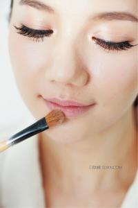 55岁丰润熟女大妈吧 如何画丰润立体肉感翘唇妆?